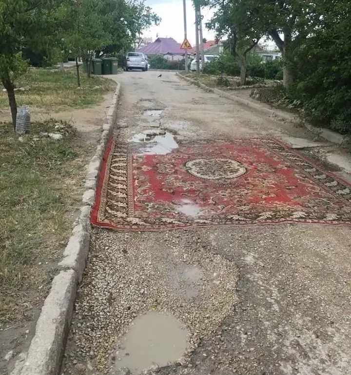 В Госдуму внесён законопроект, который позволяет жильцам восстанавливать асфальтовое покрытие во дворах и на местных дорогах. В правительстве инициативу не поддержали, отметив, что ремонт должны выполнять специалисты.