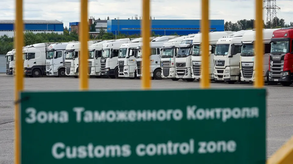 Правительство объявило переходный период для системы подтверждения ожидания товаров (СПОТ): временно отменён обязательный обеспечительный платёж НДС и акцизов. Жёсткие правила ввоза и «обеление» импорта отложены как минимум до 31 августа.