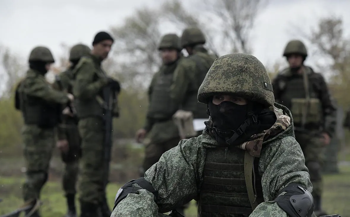 Собеседники заявляют, что Украина усилила применение дронов и нарушила снабжение российских войск, а промышленность РФ близка к пределу мощностей. Вопрос масштабной мобилизации обсуждается, но решения пока нет.