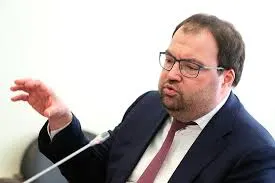 Министр цифрового развития Максут Шадаев на IT‑завтраке в рамках ПМЭФ‑2026 заявил, что внедрение механизмов возрастной идентификации на онлайн‑платформах — вопрос ближайшей повестки; ведомство изучает зарубежный опыт, в том числе практики игровой платформы Roblox.