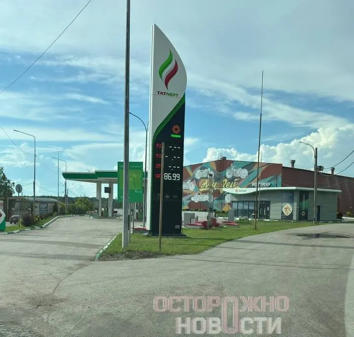 В нескольких регионах России на АЗС вводят ограничения продажи топлива — обычно по 20 литров на автомобиль — и фиксируют перебои и подорожание после ночной атаки беспилотников на нефтеперерабатывающий завод.