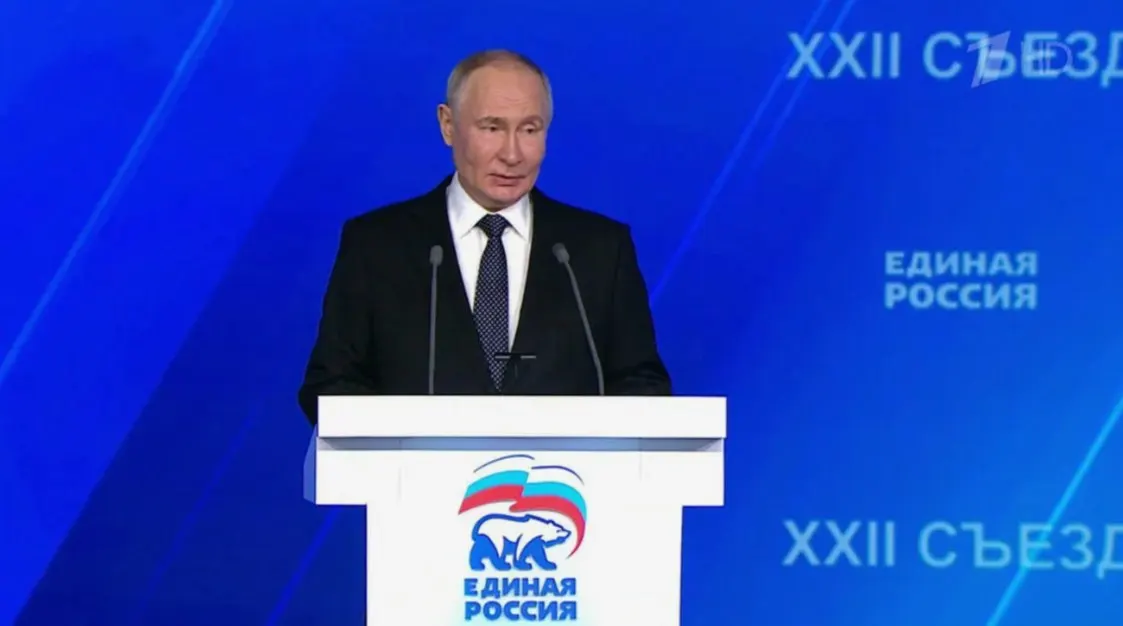 Пресс‑секретарь не исключил появление президента на форуме, где партия будет выдвигать кандидатов в Госдуму; его выступление может поднять поддержку «Единой России» на фоне снижения рейтинга.