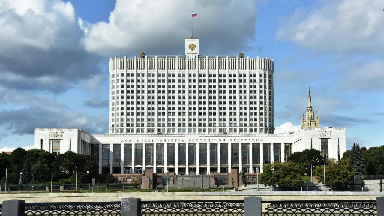 Правительство отвергло законопроект о полной или частичной компенсации утильсбора для семей с тремя и более детьми, сославшись на дополнительные бюджетные расходы и отсутствие источников финансирования.