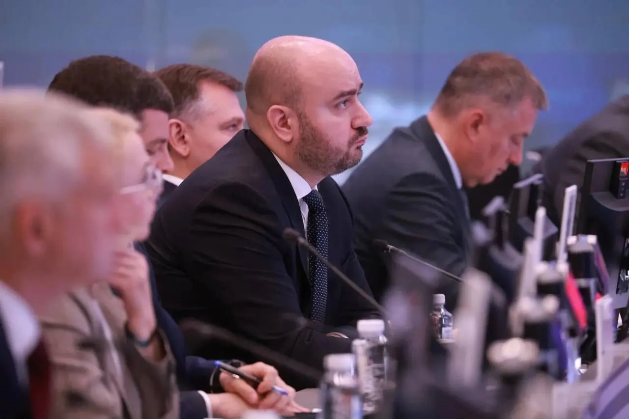 В Москве обсудили поставки бензина и дизеля в регионы, координацию между федеральным центром, регионами и поставщиками, а также поручили продолжать мониторинг цен и логистики.