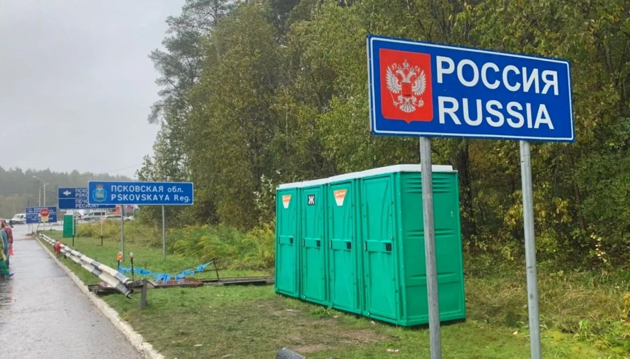 В 21‑м пакете санкций ЕС предлагается полный визовый запрет для тех, кто служил в российских войсках или прокси‑формированиях с начала полномасштабного вторжения. Остаются вопросы о критериях включения в списки, порядке сбора информации и применении правил к срочникам и дезертирам.