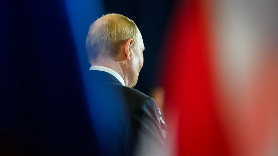 Государственный исследовательский центр прекращает публикацию «открытого» рейтинга доверия к президенту — он упал до 29,5% в начале апреля. Параметры «закрытого» опроса и еженедельный рейтинг одобрения показывают иные значения.