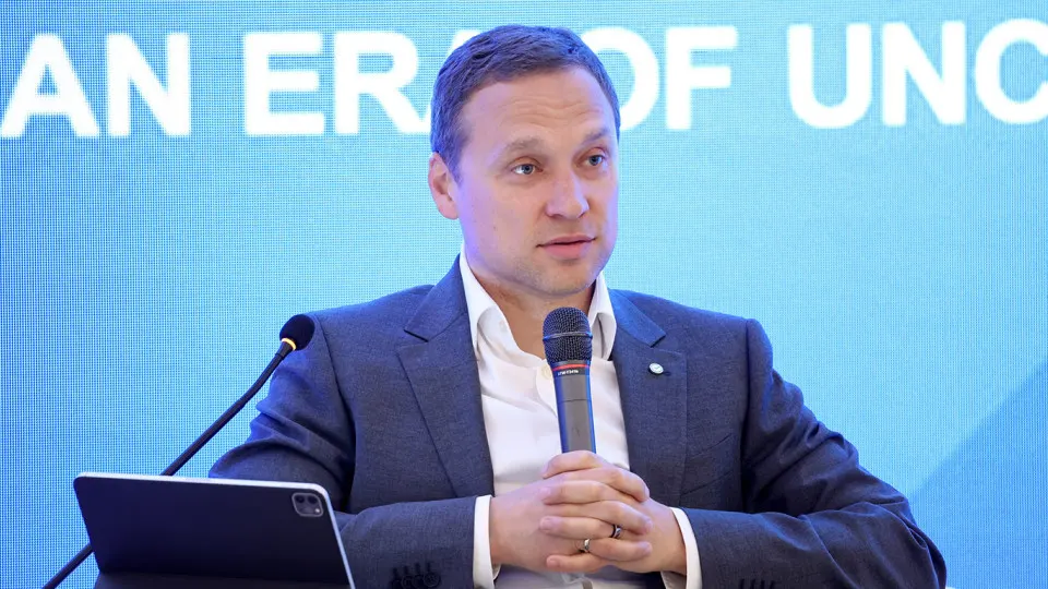По словам зампреда правления Сбербанка Тараса Скворцова, рост налоговой нагрузки и усиление контроля побуждают людей и малый бизнес держать деньги вне банковской системы — это отражается в оттоке средств и росте наличного обращения.