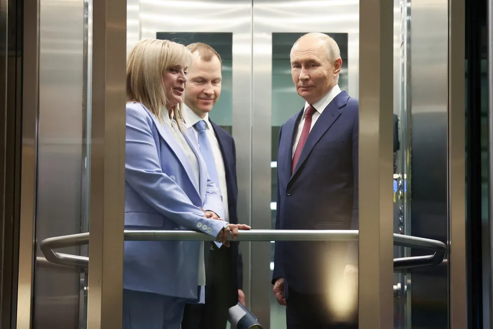 Руководство силовых структур обсуждает идею переноса или отмены сентябрьских думских выборов. В пользу этого называют падение рейтингов власти, экономические трудности и угрозы безопасности; против — чиновники, курирующие политический и информационный блоки, а также сам президент.