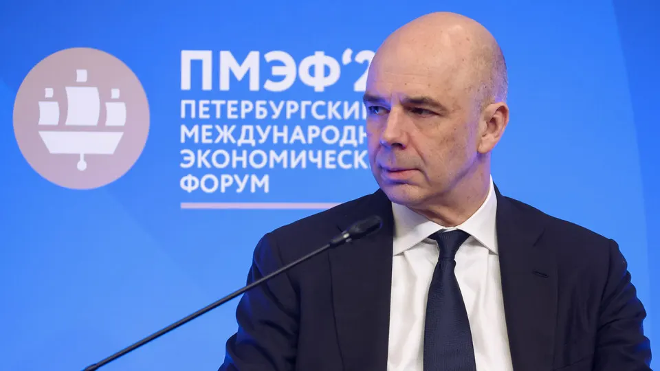 В оперативном докладе отмечается, что из‑за падения нефтегазовых поступлений и укрепления рубля общие доходы по итогам года могут составить 38,2 трлн руб., что на 2,1 трлн (5,2%) меньше заложенного в законе.