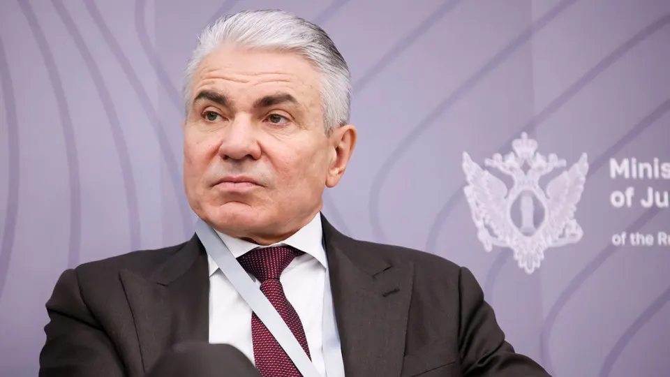 Заместитель министра юстиции заявил о необходимости фильтров в нейросетях для защиты суверенитета и предложил ввести ответственность — административную, уголовную или финансовую. Инициатива обсуждается на фоне указа о создании комиссии по развитию ИИ и критики бизнес‑сообщества.