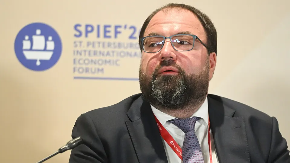 Министерство цифрового развития планирует внедрить обязательную возрастную идентификацию на онлайн‑платформах. Варианты включают проверку с помощью искусственного интеллекта и привязку к «Госуслугам». Эксперты предупреждают о рисках утечек данных и дополнительных расходах для сервисов.