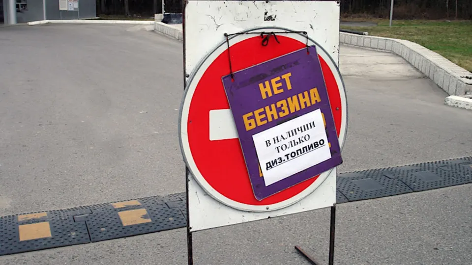 В Севастополе с ночи 3 июня бензин будут отпускать лишь оперативным службам до первой половины дня; продажи планируется возобновить примерно с 14:00. Дефицит топлива вызван ударами по НПЗ и логистике, что привело к падению переработки и росту цен.