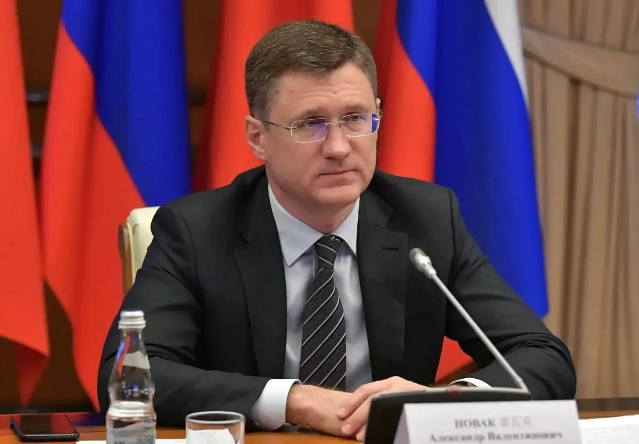 Вице‑премьер сообщил, что запасов топлива хватает. По его словам, ажиотаж искусственно поднял спрос на 20–30%, поэтому власти меняют логистику, чтобы учесть потребности регионов.