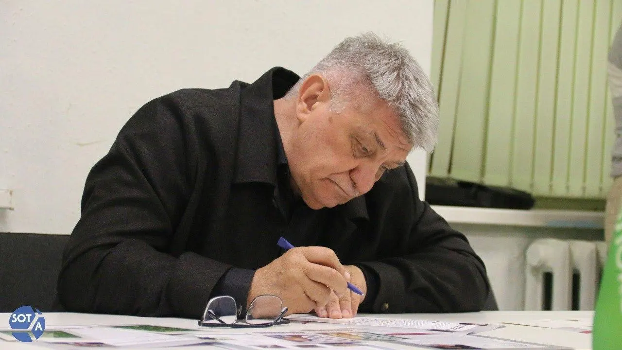 Президент направил телеграмму, в которой отметил вклад Сокурова в кинематограф и его вклад в воспитание молодых дарований. При этом режиссёр в последние годы сталкивается с ограничениями: его фильмы не получают прокатных удостоверений, а в январе 2026 года он был исключён из Совета по развитию кинематографии.