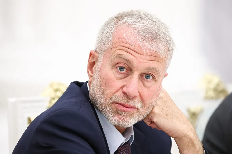 По данным нескольких собеседников, в мае в Киев приезжал Роман Абрамович и передал просьбу Владимира Зеленского о личной встрече с президентом России; официальные комментарии от сторон отсутствуют.
