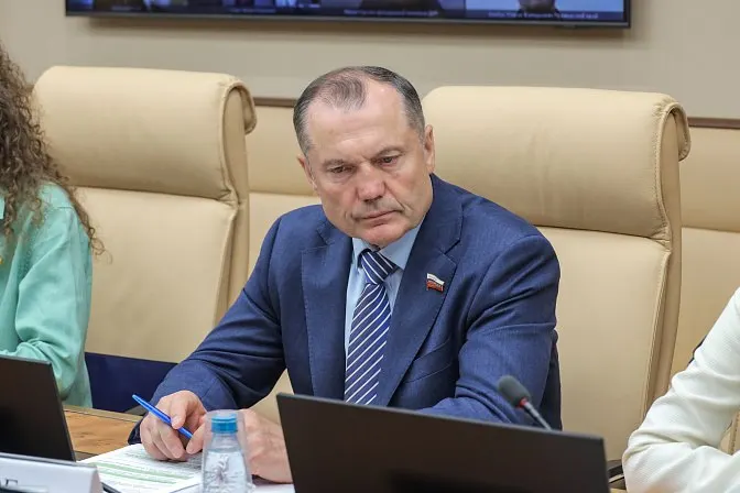 Член Комитета Совфеда выступил за законоброкрепление формата, при котором учащиеся вузов и колледжей будут проводить на базовых предприятиях до половины учебного времени. В инициативе не оговорены вопросы оплаты и защиты прав студентов.