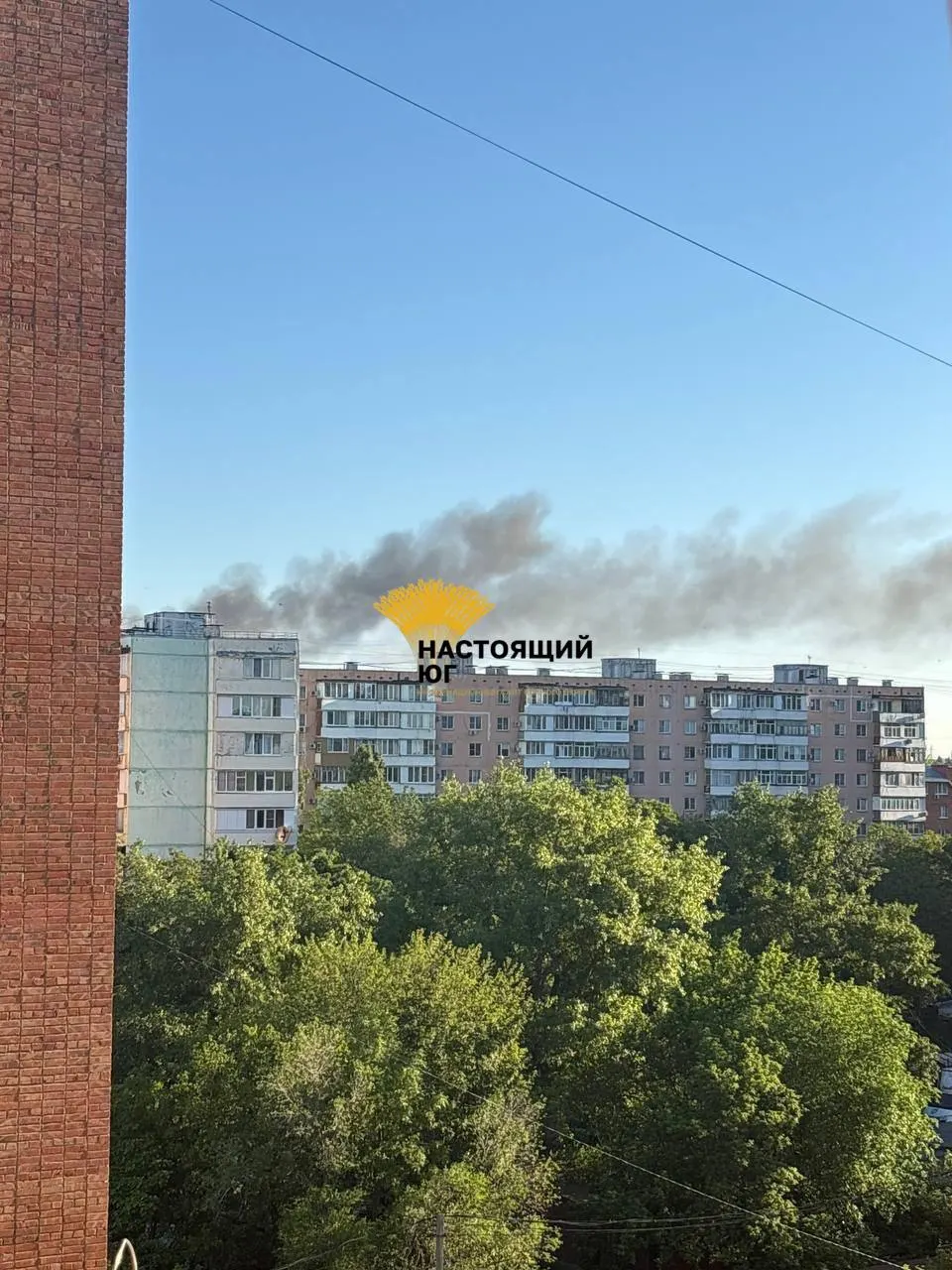 Утром 27 мая по нескольким регионам России была нанесена комбинированная атака: на территории авиационного ремонтного завода в Таганроге произошёл сильный пожар и есть пострадавшие, над военным аэродромом под Воронежем зафиксирован густой чёрный дым, а в районе НПЗ в Туапсе прогремели взрывы. Официальные данные по масштабам разрушений уточняются.
