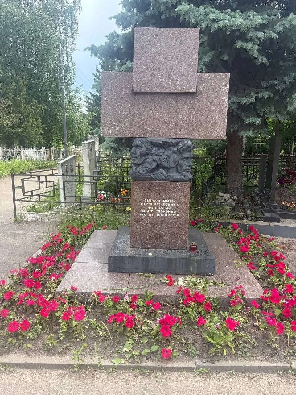 Тамбовчане возложили цветы к памятнику жертвам политических репрессий в память о погибшем в колонии политике — сегодня ему исполнилось бы 50 лет. Даже после смерти он остаётся в перечне «террористов и экстремистов» Росфинмониторинга.