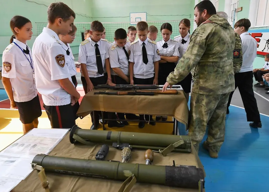 Военно-историческое общество предложило вовлечь учащихся в сбор рассказов ветеранов и волонтёров о «СВО» — материалы планируют использовать в школьных музеях и цифровом архиве; по словам организации, идею поддержало Минобрнауки.