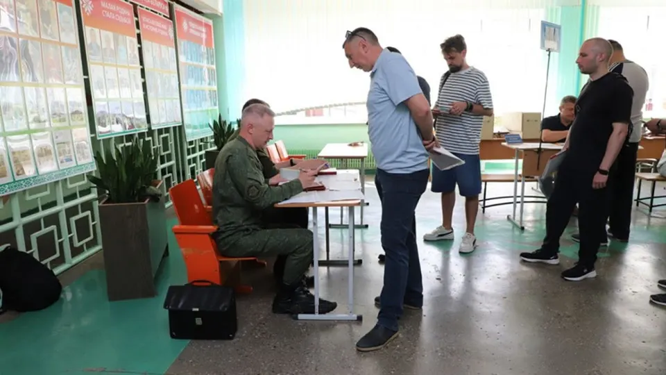 В Гродненской области проходят плановые мобилизационные учения с военкоматами: резервистов вызывают на сверку учётных данных и для подготовки к возможным задачам. Учения проходят на фоне нарастающего давления со стороны России.