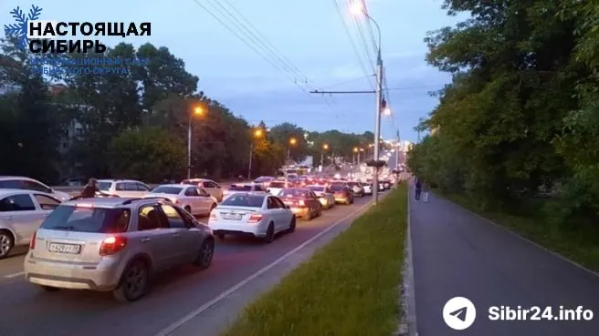 Жёсткие лимиты на АЗС и закрытие розницы у ряда сетей привели к очередям по несколько километров и ожиданию бензина по 8–9 часов. Власти отправили запросы в столицу, но пока водители остаются в пробках.