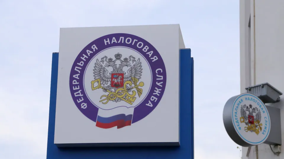 Федеральная налоговая служба рекомендовала регионам рассмотреть повышение налоговых ставок и расширение базы налогообложения, чтобы покрыть исторический дефицит локальных бюджетов в размере около 1,5 трлн рублей. Эксперты предупреждают о дальнейшем росте долговой нагрузки и снижении доходов регионов.