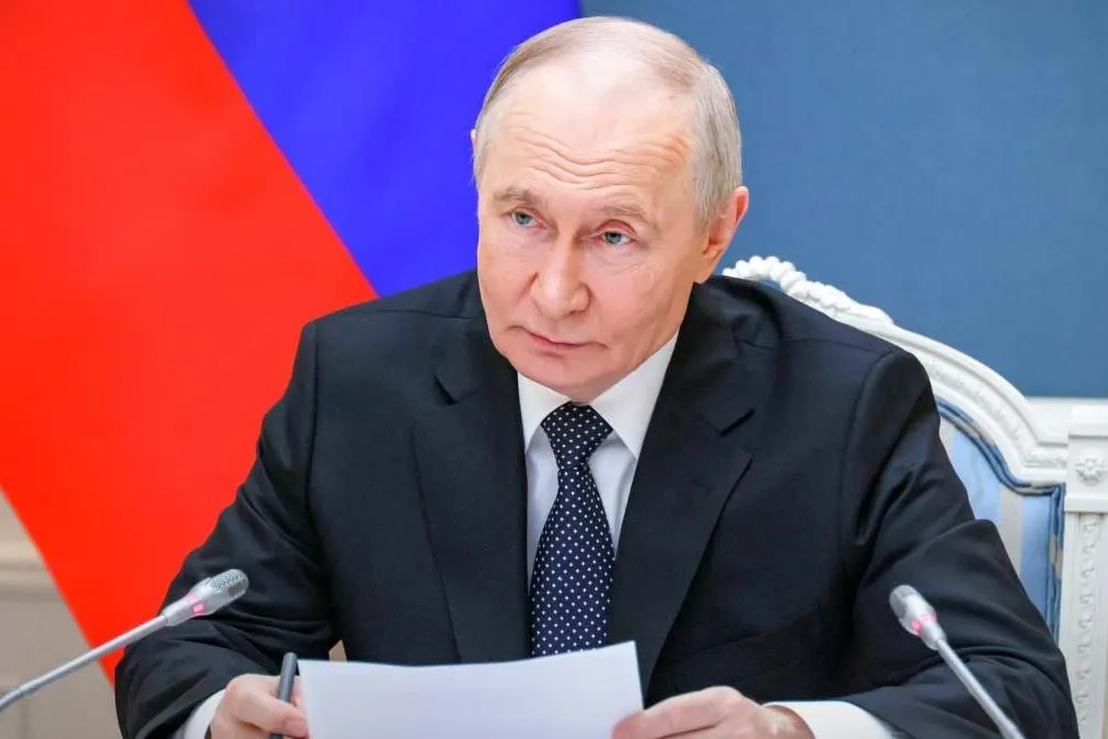 Указ расширяет временный порядок исполнения обязательств: помимо кредитов и ценных бумаг, теперь ограничения распространяются на банковские вклады физических и юридических лиц из стран, признанных Россией «недружественными». Документ вступил в силу 1 июня 2026 года.