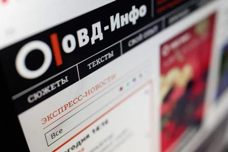 Росфинмониторинг включил в реестр несколько правозащитных и культурных организаций; суд признал их «экстремистскими», при этом публичных решений и уведомлений ранее не публиковали. Присвоение такого статуса влечёт уголовную ответственность для участников и жертвователей.