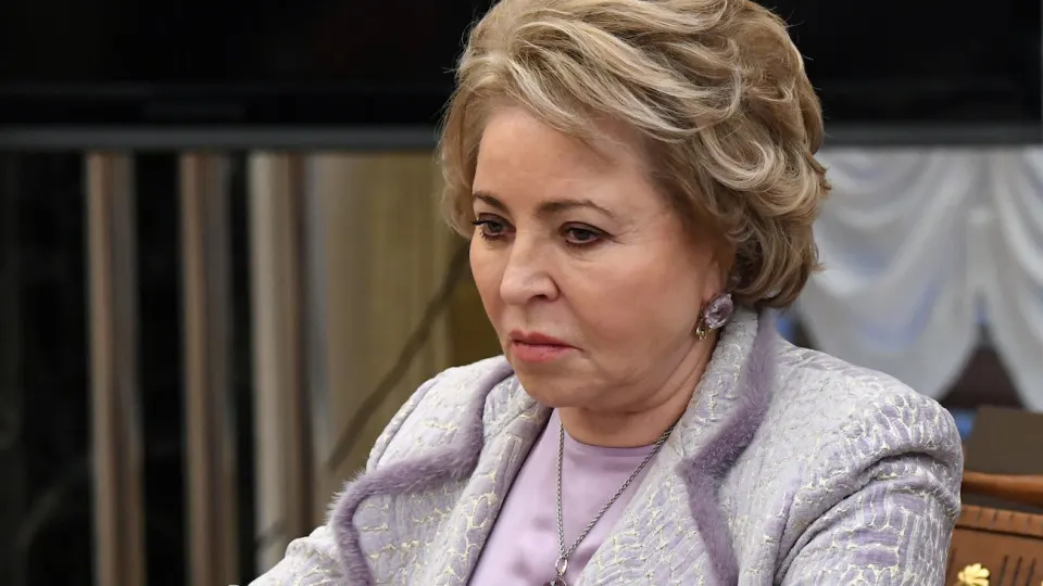 Спикер Совета Федерации заявила о необходимости жесткой экономии в бюджете, предложив сократить госрасходы на форумы за счет бизнеса. Она также выразила беспокойство ростом долгов регионов и увеличением военных расходов.
