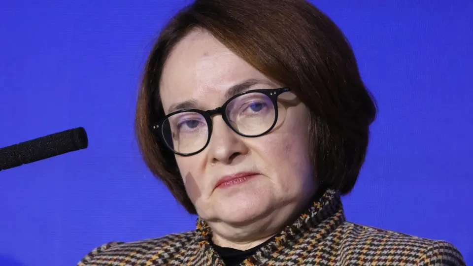Резкий рост цен на бензин и резкое сокращение выпуска нефтепродуктов ускоряют инфляцию и сужают пространство для смягчения денежно‑кредитной политики — регулятор снизил ставку лишь на 0,25 п.п. до 14,25%, но дальнейшие шаги под вопросом.