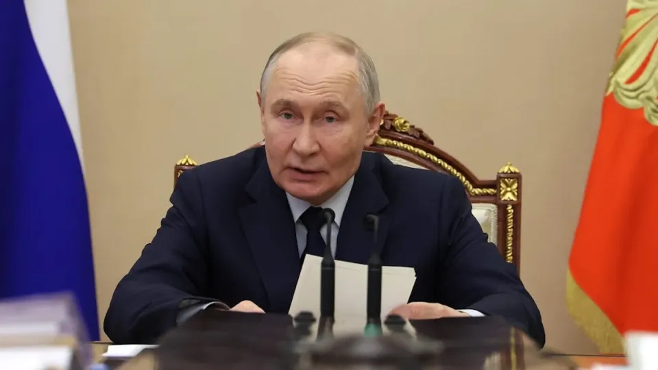 Президент заявил, что резкое сокращение вложений объясняется инвестиционной сдержанностью и мерами финансовых властей; правительство отмечает снижение частных инвестиций и ограниченные бюджетные возможности для стимулирования.