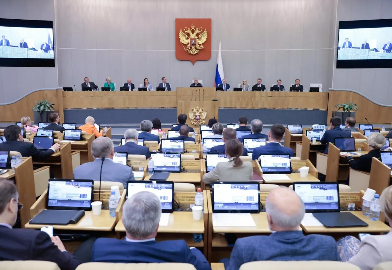 Анализ показывает: большинство принятых законопроектов исходят от кабинета министров, тогда как депутатские инициативы проходят заметно реже.
