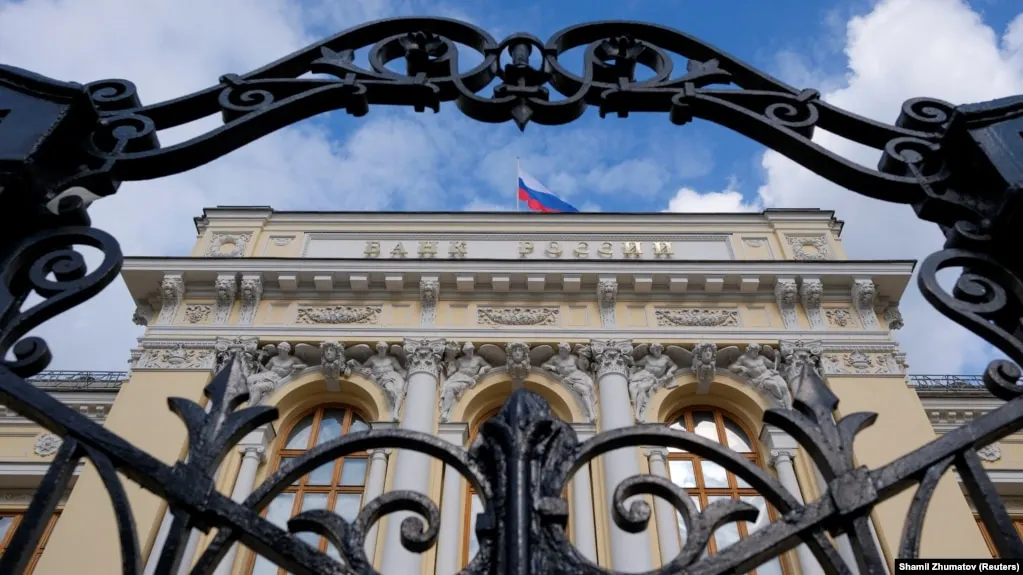 Банк России понизил прогноз экономического роста на 2026 год до 0–1% и повысил ожидания по инфляции до 6–7%. Регулятор также обновил оценки бюджета, средней цены на нефть и показателей внешней торговли.