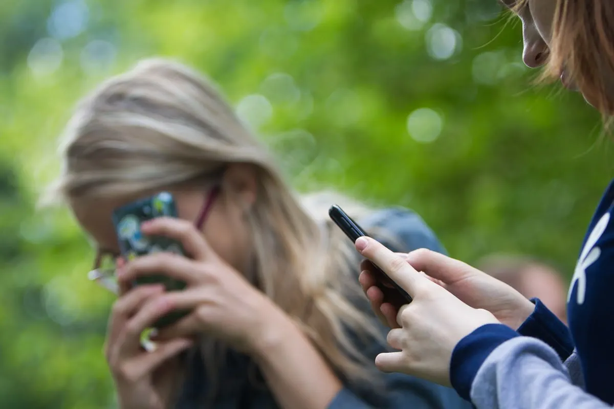 Родители или законные представители смогут уведомлять оператора, что SIM‑карта используется ребёнком — для неё установят ограничения на рассылки, международные звонки и доступ к контенту 18+. Операторы обязаны будут бесплатно подключать родительский контроль.