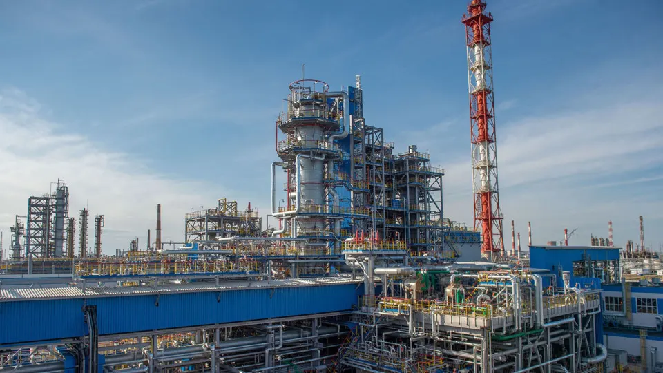 С 14 июля приостановлена переработка нефти и газового конденсата на крупном нефтехимическом заводе в Салавате после удара беспилотников. Повреждены основные установки, восстановление может занять недели или месяцы, что усиливает дефицит нефтепродуктов в стране.