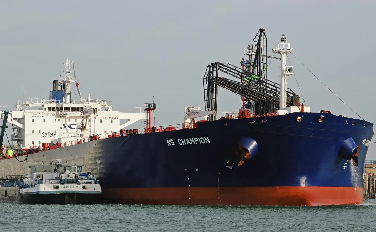 Евросоюз дал странам-членам право распоряжаться нефтью и другими товарами, изъятыми с судов, которые, по утверждению Брюсселя, использовались для обхода ценового ограничения. Москва осудила эти действия и предупредила о возможном ответе.