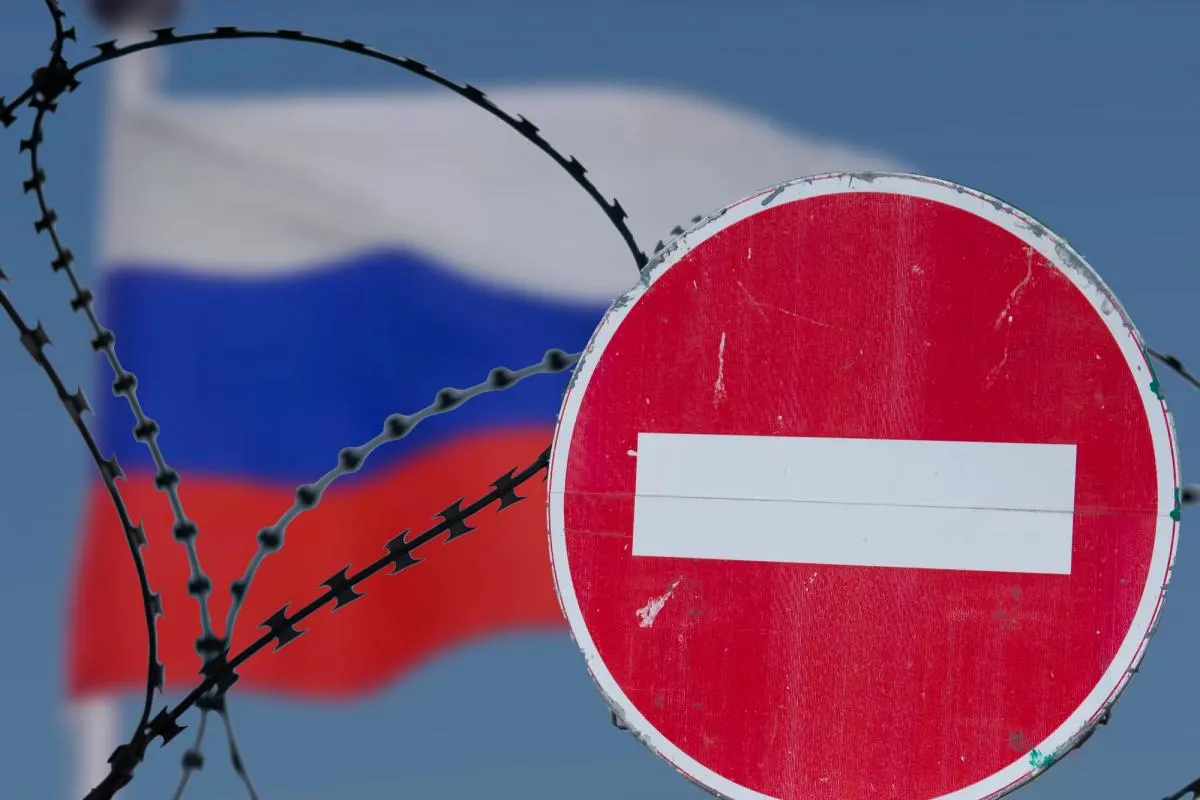 Послы ЕС перенесли обсуждение до 22 июля; временно сохранён потолок цен на нефть. Разногласия связаны с требованием Австрии о компенсации банку и опасениями Греции по ограничениям в торговле СПГ.