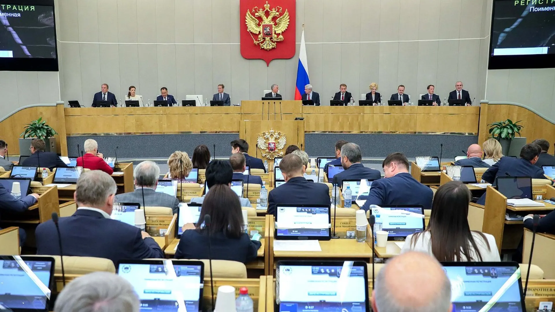 Депутаты намерены 22 июля рассмотреть во втором чтении инициативы, вводящие ряд запретов для россиян, проживающих за рубежом и уклоняющихся от исполнения наказания; реестр ограничений будет вёл Минюст.