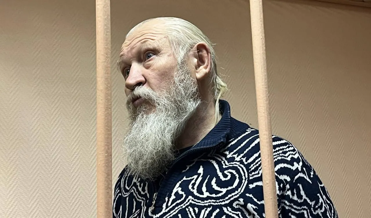 В обновлённый перечень вошёл бывший депутат от ЛДПР Михаил Глущенко — ранее осуждённый за соучастие в убийстве Галины Старовойтовой и связанный с тамбовской ОПГ.