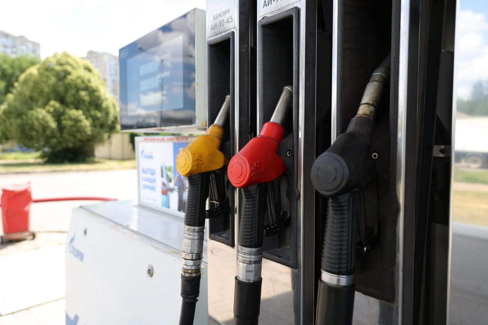 Правительство утвердило порядок распределения нефтепродуктов: сначала обеспечивают государственных и муниципальных потребителей, затем промышленность и населённые районы, в конце — автозаправки. Дефицит особенно остро в Сибири и на Дальнем Востоке.