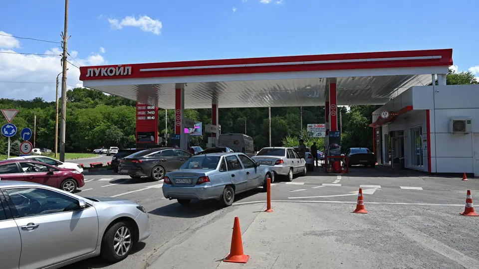 Цена белорусского АИ‑92 выросла на 6% за неделю — до 127 тыс. руб./т, с начала мая рост составил 1,8 раза; на фоне падения производства и ограничений в регионах правительство наращивает импорт.