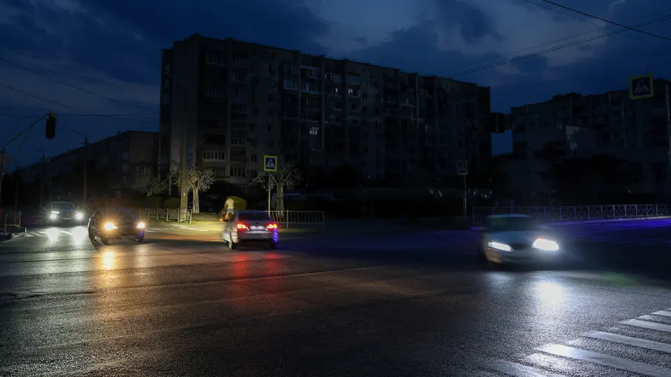 Дефицит топлива привел к сокращению автобусных рейсов и росту тарифов в ряде регионов России; переработка нефти в июне сократилась почти на четверть.