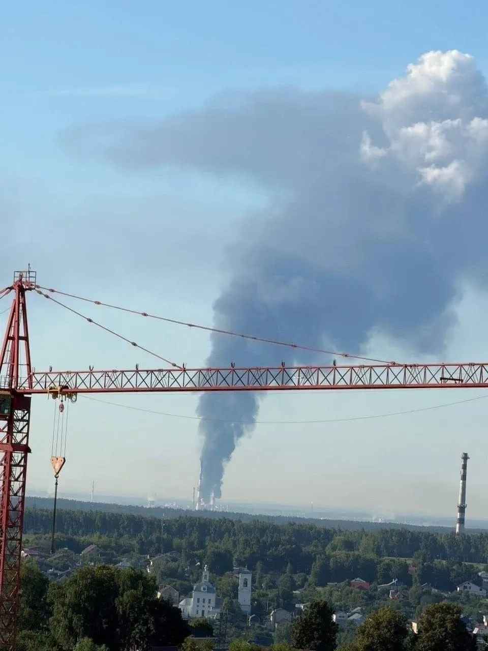 Ночью 2 июля дроны нанесли мощный удар по кстовскому нефтеперерабатывающему заводу. Один человек погиб, несколько пострадали, поставки бензина в Чувашию нарушены, на некоторых АЗС наблюдается дефицит и рост цен.