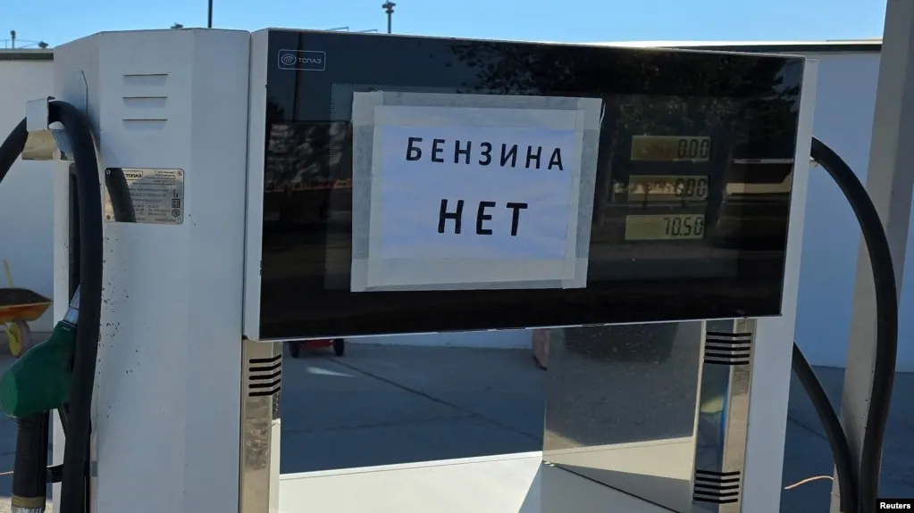 По данным Росстата, за период с 23 по 29 июня 2026 года в Севастополе зафиксирован резкий рост цен на автомобильный бензин — около 30%. Причины — сокращение производства топлива, логистические сложности и дефицит на месте.