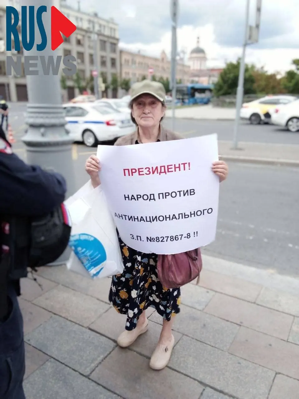 На Старой площади в Москве полицейские задержали Наталью Шамину — председателя Новосибирского областного отделения ВООПИК, вышедшую в одиночный пикет против законопроекта о передаче региональным властям права снимать памятники с охраны.