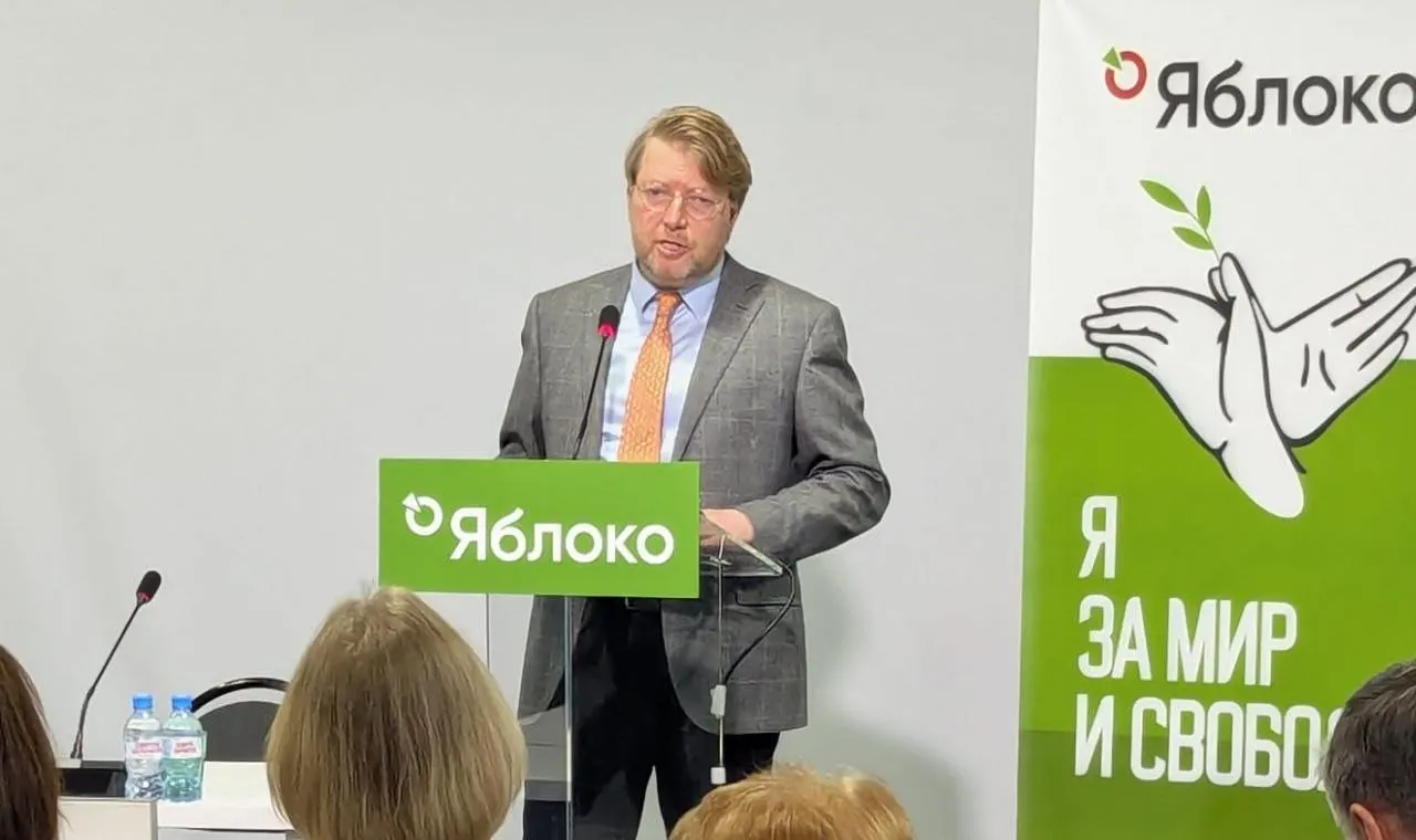 Верховный суд подтвердил решение Выборгского районного суда Санкт‑Петербурга о назначении штрафа председателю партии «Яблоко» Николаю Рыбакову за публикацию с изображением Алексея Навального; партия планирует обжалование в Конституционном суде.