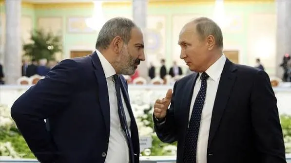 В телефонном разговоре премьер Армении заявил, что ограничения на экспорт армянской продукции в Россию противоречат нормам ЕАЭС и призвал принять меры; также обсуждалась идея референдума о курсе страны.