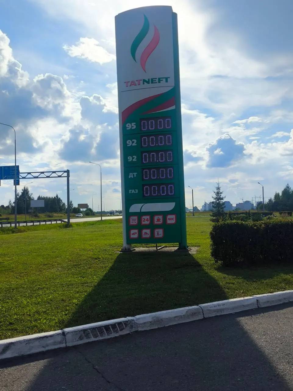 Ночная атака на Ярославский нефтеперерабатывающий завод и остановки других НПЗ привели к дефициту бензина — растут цены на пассажирские услуги, а компании просят экстренные поставки из Индии.