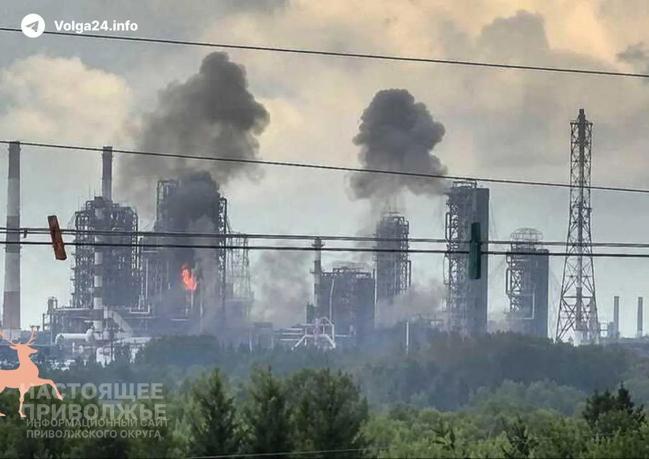 С начала войны украинские беспилотники поражали практически все крупнейшие нефтеперерабатывающие заводы в европейской части страны и ряде других регионов; не поражёнными остаются лишь единичные мощности в Сибири и на Дальнем Востоке.