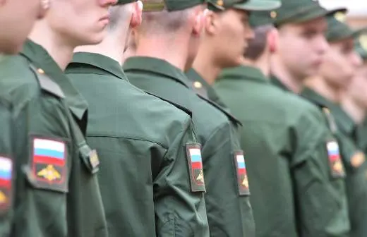 Правительство поддержало законопроект, который позволит направлять призывников на службу в пожарные подразделения МЧС в городах и селах. Ведомство рассчитывает привлечь до 5 тысяч человек, чтобы сократить дефицит персонала.